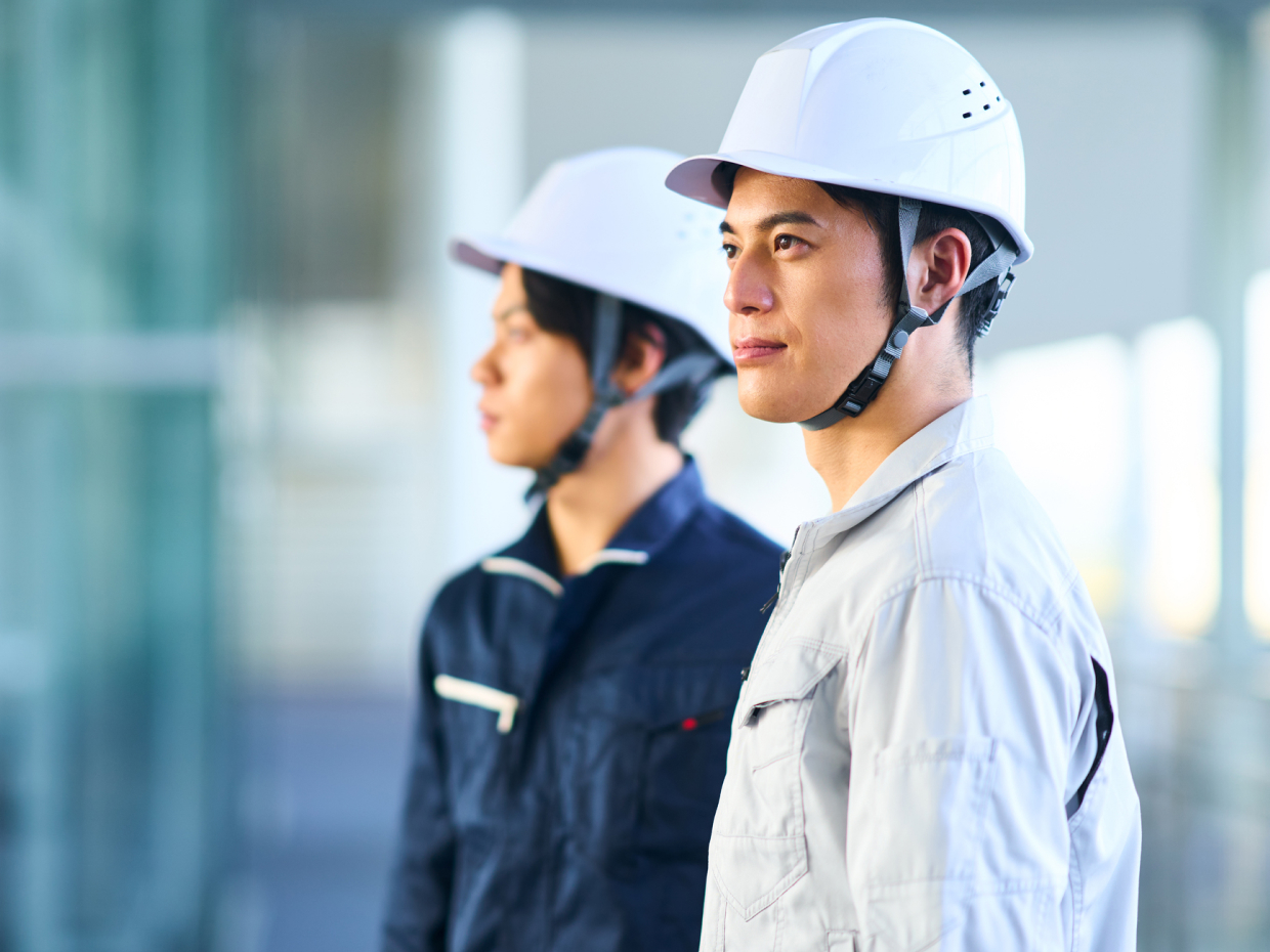 白いヘルメットを被った男性作業員